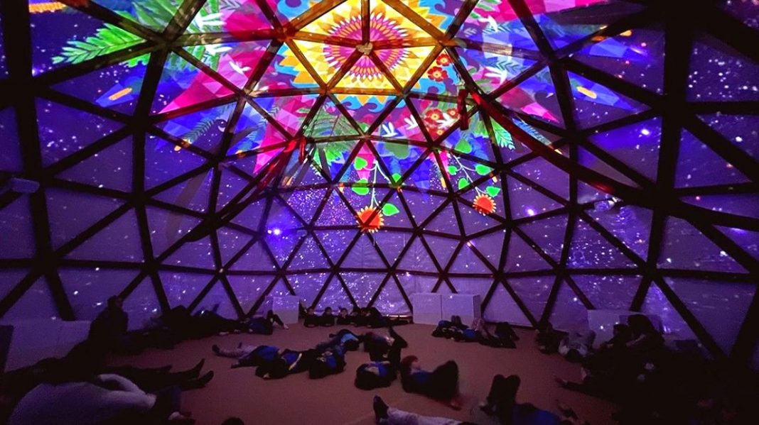 Espectacle de llums i colors a la Cúpula inmersiva de Tarragona