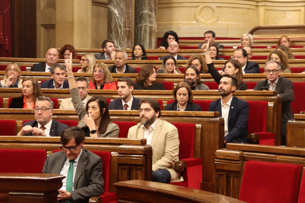 La sessió parlamentària on es va tractar el tema del procés d'atermenament del Delta de l'Ebre
