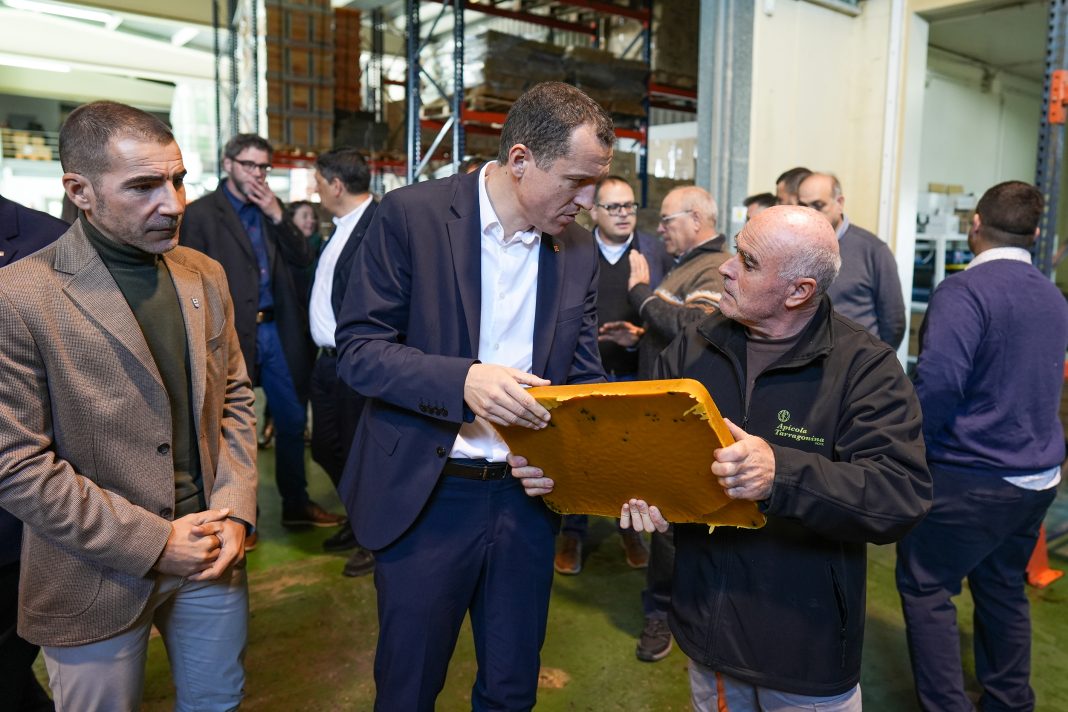 Visita del conseller d'Agricultura, Ramaderia, Pesca i Alimentació a la Cooperativa apícola del Perelló.