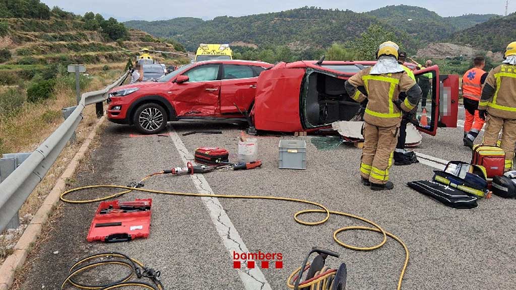 Un ferit greu en una col·lisió entre dos turismes a la T-302 a Benifallet