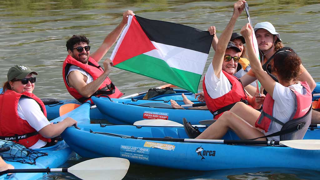 Una 'flotilla' de caiacs navega aquest diumenge per la badia dels Alfacs exigint la fi del genocidi de Gaza