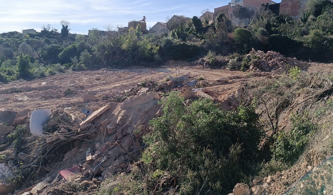 Denuncien un home per enterrar les restes esmicolades d'una teulada de fibrociment a la Fatarella