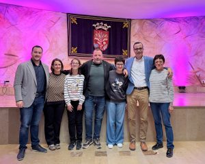 Fotografia de grup després de la xerrada de Miryam Cánovas Mauri i la seva família