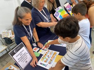 Nens i nenes participant activament en un dels tallers organitzats a la Nit Europea de la Recerca a Tortosa