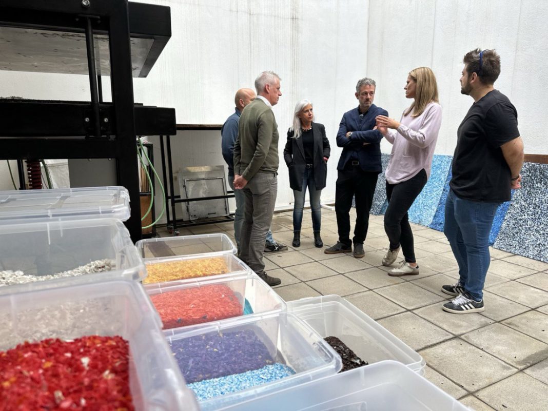 L’Institut Montsià d'Amposta construeix una màquina de premsat de plàstic reciclat per al FabLab Terres de l’Ebre