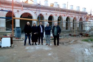 D'esquerra a dreta: El regidor, Víctor Grau, la primera tinent d'alcalde, Mar Lleixà, l'alcalde, Jordi Jordan, el regidor Jaume Bel i un representant veïnal davant el pavelló de l'Antic Balneari del Porcar